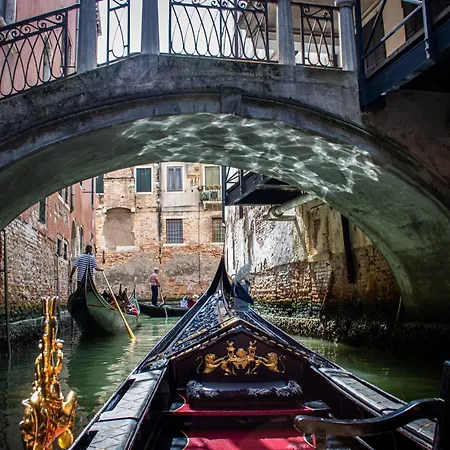 ホームステイ Luxhaven Venice メストレ